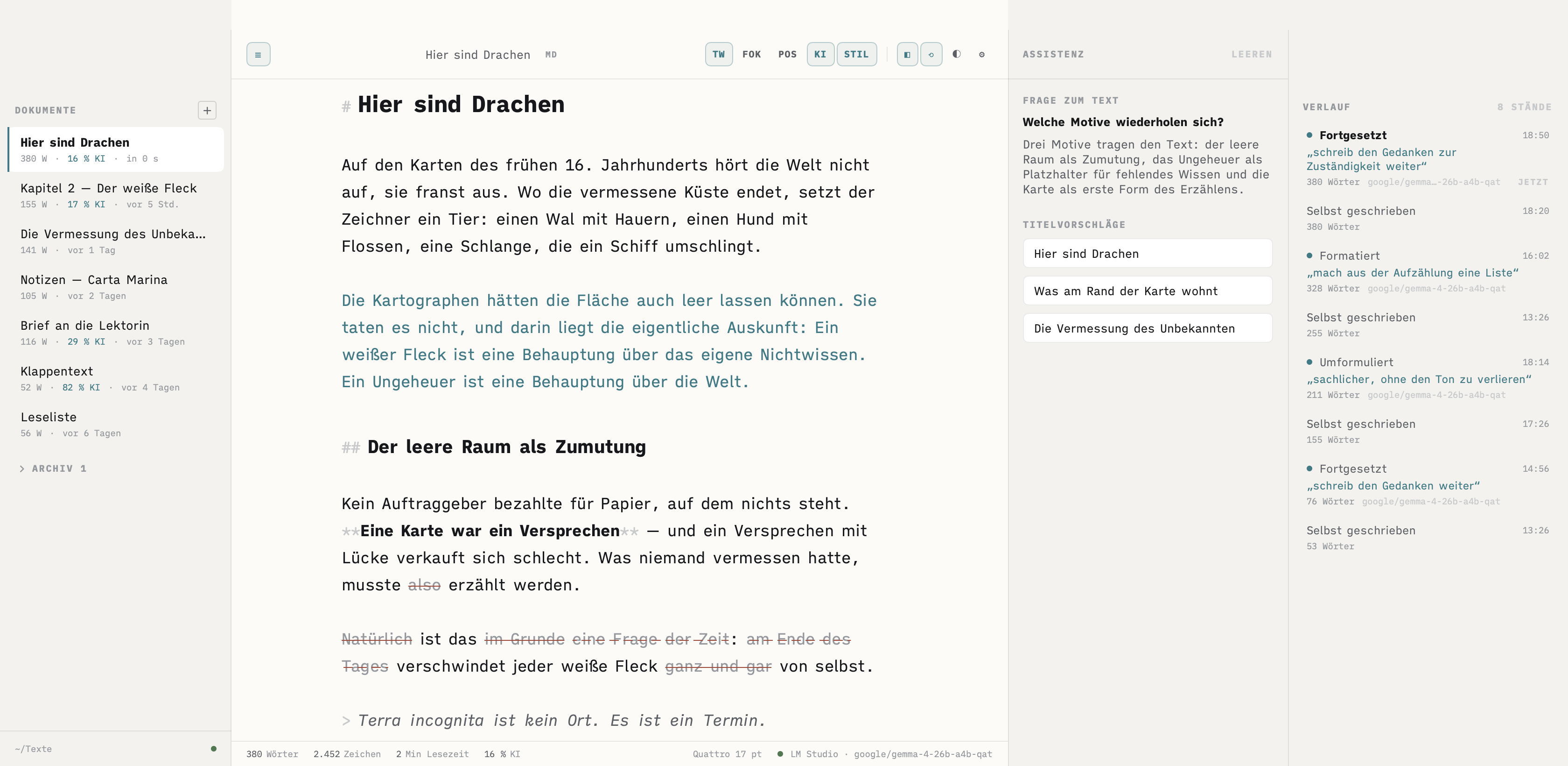 Alle vier Spalten nebeneinander: Dokumentenliste, Text, Assistenz-Panel und Versionsverlauf.