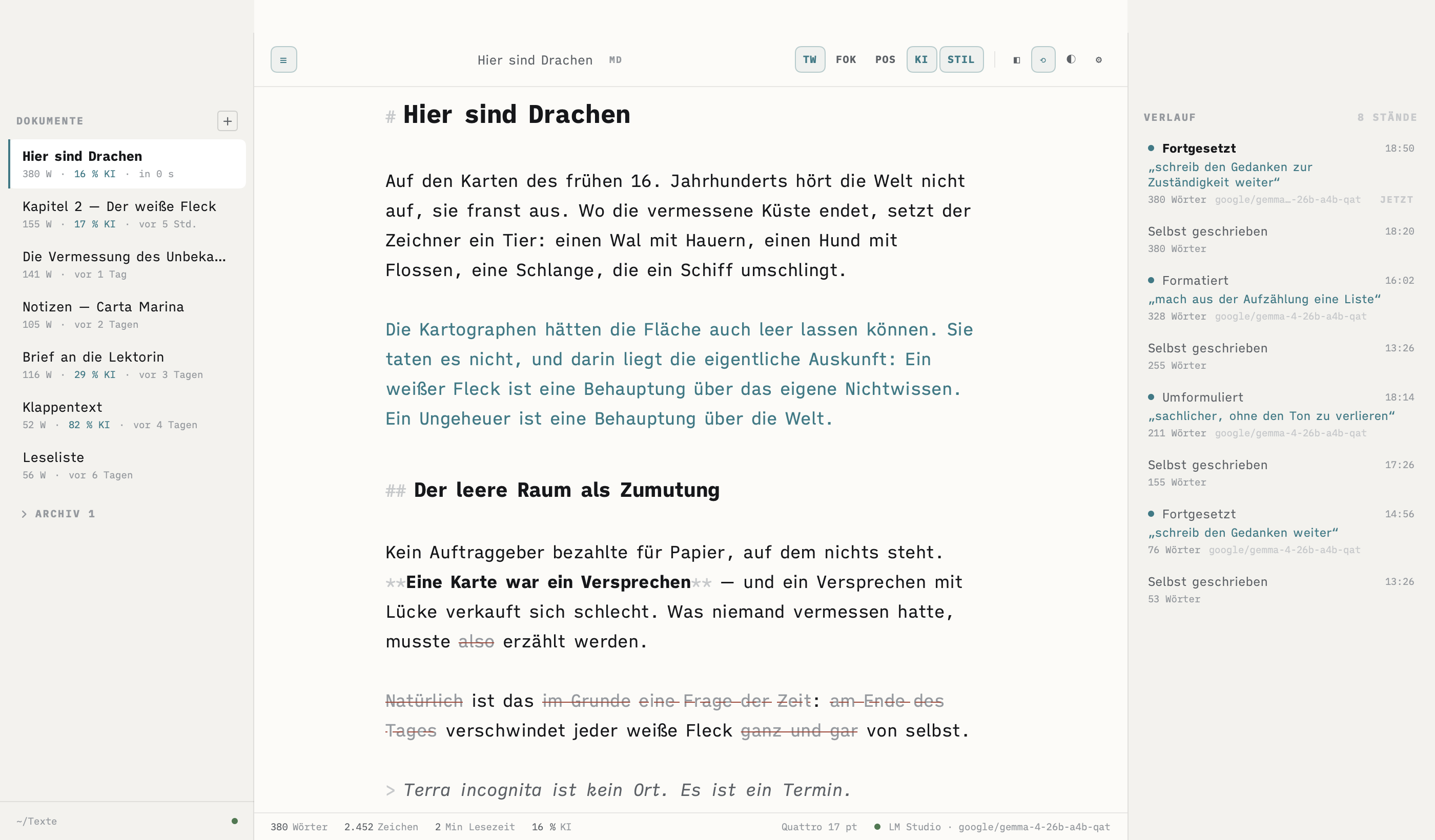 Der Versionsverlauf als dritte Spalte: acht Stände mit Uhrzeit, Wortzahl, der Anweisung im Wortlaut und dem Namen des Modells.